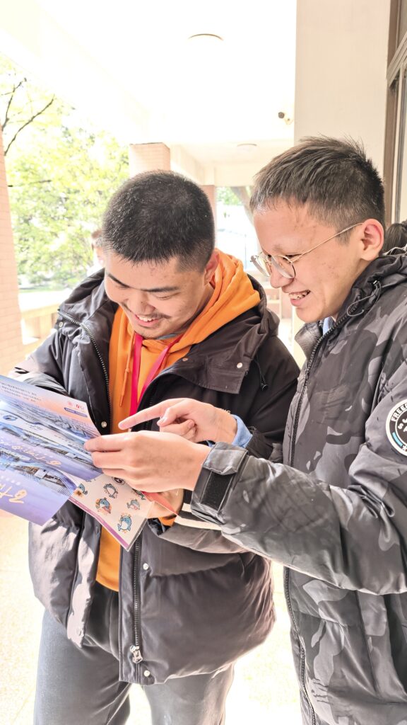 团队成员向高三同学介绍河海大学