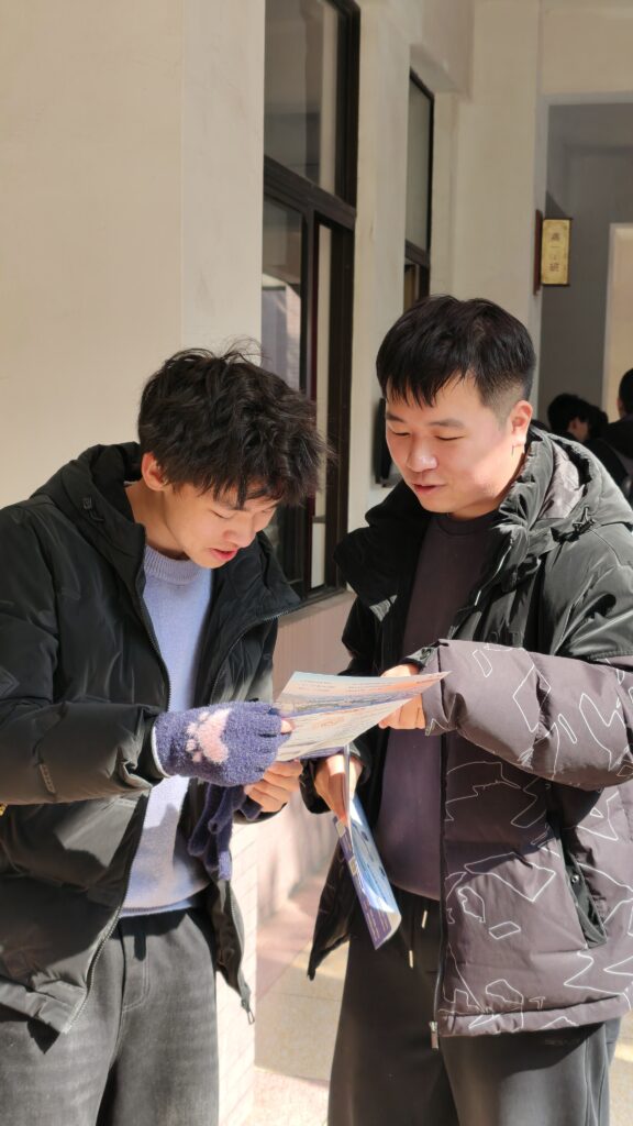 团队成员为高三年级同学答疑解惑