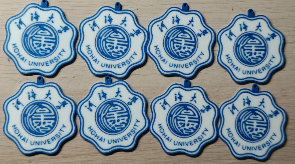 团队成员利用3D打印技术制作的文创周边