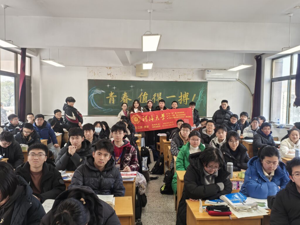 团队成员与高三年级同学老师合影