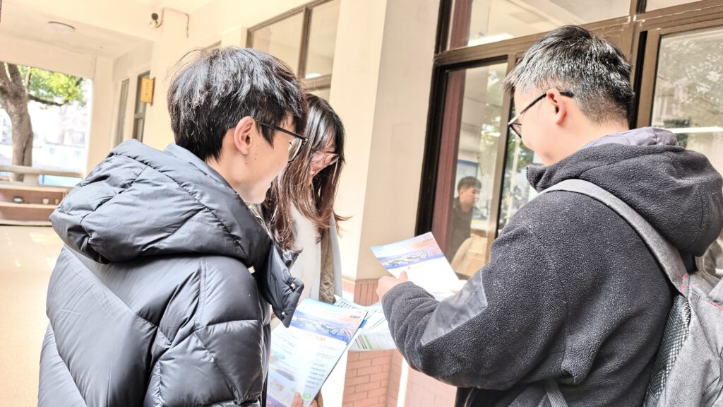 团队成员分发宣传材料